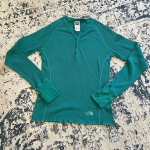 Women’s North Face top